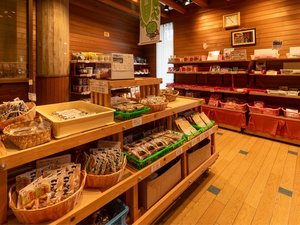 【売店】海陽町の特産品はもちろん、徳島県の有名なお土産も取り揃えております。