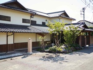 【外観】温泉郷の小路を入ると、静かにたたずむ大人の隠れ家が迎えてくれる。