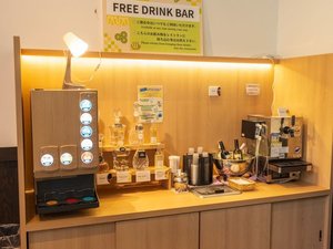 フリードリンクコーナー ご滞在中、ソフトドリンクや生ビール等アルコールをお部屋でも楽しめます!