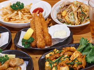 沖縄料理にお子様も好きなメニューなど、島の中には魅力的な食事処がたくさん。(イメージ)
