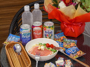 買い出しに行ってお部屋で寛ぎ飲みも楽しい島時間。(イメージ)
