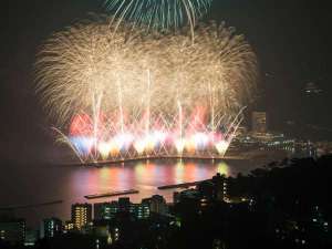 【熱海海上花火大会】打ち上がる場所からご覧いただけます