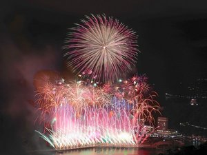 【熱海海上花火大会】カラフルな花火が夜空を彩ります