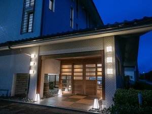 波津海岸に面したロケーション。潮風と波の音が心地よく響く、全室オーシャンビューの料理小宿です。