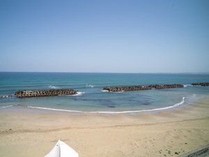 環境省認定「快水浴場百選」にも選ばれた波津海水浴場まで、当館から徒歩で約3分。