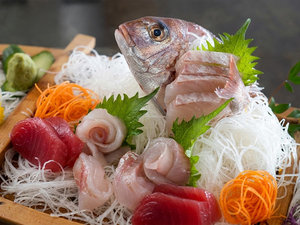 【舟盛】銚子港から届く旬の魚介を盛り合わせた華やかな舟盛