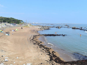 【海鹿島(あしかじま)海岸】宿の前の海岸。小さな入り江で、比較的波が穏やかです