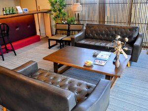 【フリーラウンジ】ほっとひと息つけるお茶やお菓子とともに、ゆったりとした時間をお過ごしください。