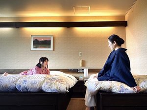 【滞在風景G】お部屋に到着したら早速ベッドにごろん!夕食の時間まで思い思いの時間をゆったりと