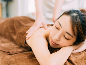 【リンパマッサージ】適切な圧を加え筋肉をほぐし、体温を上げリンパの流れを改善させます。
