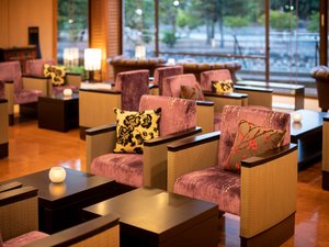 美しい宇治川の流れを眺めながらロビーでごゆるりとご寛ぎ下さい。