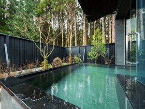 【冉 ZEN】露天風呂と内湯がつながった広々としたお風呂