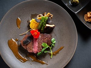 色とりどりの野菜を添え、食材の旨味が凝縮されている一品/例
