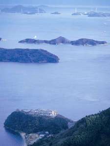 【瀬戸内海の真ん中に佇むホテル】瀬戸内海の「へそ」の島、大崎上島。清風館はその島の丘に建っています。