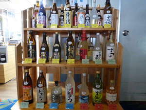 【焼酎コ－ナ－】各地の銘酒で今夜は乾杯♪日本酒・その他お酒もございます。お求めはフロントまで♪