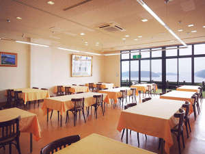 【レストラン漁火】窓側の席は瀬戸の島々を一望できます。お食事と一緒に景色もご堪能下さい。