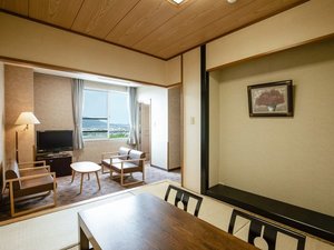 【特別和洋室(バス付)/42平米】洋室ツイン+和室6畳+リビングのある広々とした客室。
