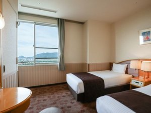 【特別和洋室(バス付)/42平米】洋室ツイン+和室6畳+リビングのある広々とした客室。