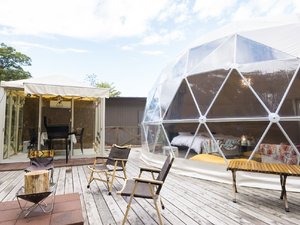 全棟に個別のウッドデッキ。夜は澄みわたる星空を眺めながら焚き火でまったり、贅沢時間をお楽しみ下さい。