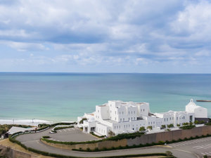 HOTEL GREGES�̊O�ώʐ^