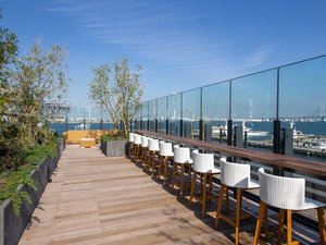 「ルーフトップテラス」海景色のパノラマビューと潮風に打たれる宿泊者専用エリア。