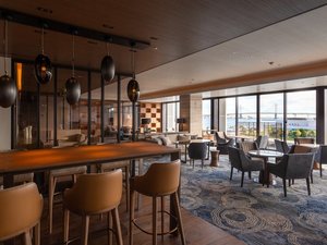 「クラブラウンジ」専用客室限定のラウンジ。開放感溢れる空間で港町・横浜らしい景色が広がります。