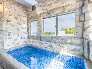 洞窟風のお風呂遠く白浜の海を望む