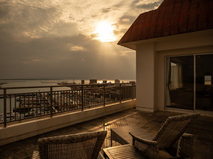 �y13F�z�ŏ�K�X�C�[�g���[���@�e���X