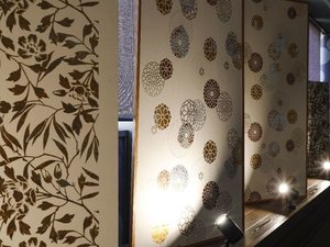 ★9階エレベーターホールにある五十崎ギルディング和紙の作品♪