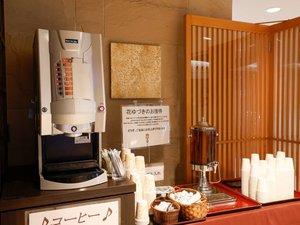 コーヒーマシンとお茶はご自由にお飲みいただけるようにフロント奥のホール前にご用意しております。