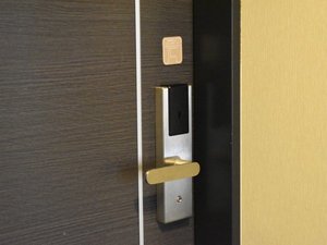 ◆客室扉 カードキーによるオートロックでございます。