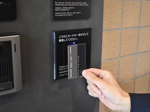 ◆1階エントランス入口(深夜1時〜朝5時まで防犯のため施錠)※お部屋のカードキーで開錠できます。