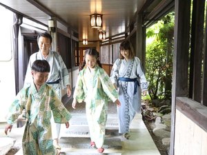 大浴場へ続く渡り廊下。お庭からは爽やかな自然の風が吹き込みます