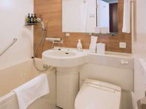 客室ユニットバス。入り口の段差は11pトイレはウォシュレット付きです。浴槽の大きさは1m20cm。