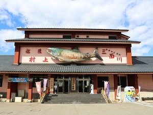 �y�C���{����فz���ق��炨�ԂŖ�10���B���㖼�Y�̍��̐��Ԃƕ������w�ׂ郆�j�[�N�Ȕ����قł��B