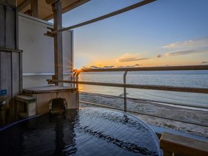 【大観露天風呂付客室】瀬波自慢の源泉を客室でご堪能いただける、源泉掛け流しの露天風呂付き客室です。