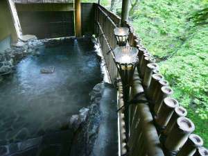 かじかの湯露天風呂渓流沿いにあるため、夏の季節はかじか蛙の声を聞きながら湯浴みできます