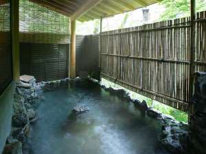 『かじかの湯』開湯1200年の歴史をもつ台温泉の中にあり、自墳源泉かけ流しの露天風呂