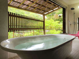 【猫足風 客室半露天風呂】ガラス張りで開放的な囲気の半露天風呂(温泉ではございません)