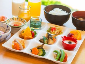 彩り豊かな和洋ビュッフェ。地元食材を使ったやさしい味わいの朝食。