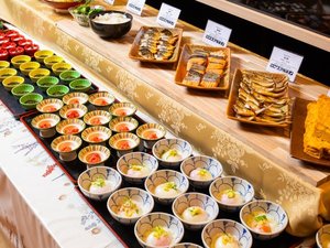 秋田の恵みを味わう和洋ビュッフェ。小鉢や焼き魚など優しい味わい。