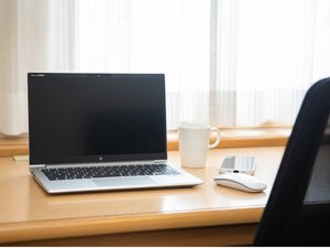 PC作業に最適な明るく広々とした客室デスク。