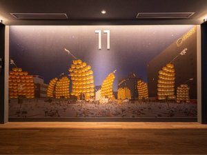 伝統の竿燈をモチーフにしたエレベーターホールのアート