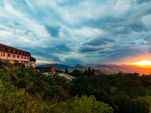 夕陽につつまれるホテル 自然にときめくリゾート