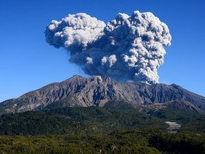 【車とフェリーで約90分】鹿児島湾に浮かぶ活火山、迫力ある噴火の様子は圧巻「桜島」