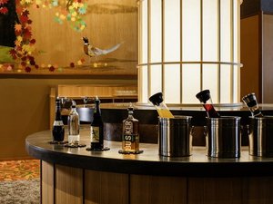 【ロビー】お酒やソフトドリンクを自由に愉しむフリーフロー。お好みのグラスを片手に、贅沢なひとときを。