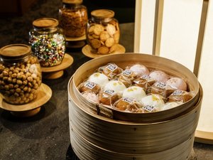【ロビー】ドリンクと合わせるお菓子や、名物のお饅頭をご用意。老舗宿ならではの心温まるおもてなし。