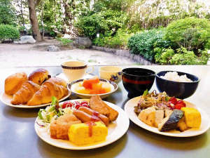 ホテルＮＣＢ：庭園を眺めながら優雅に和洋の朝食バイキングをお召し上がり頂けます。