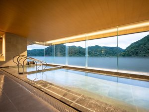 【展望浴場 萩姫の湯】山々を望みながら浸かれる2つの浴槽、穏やかな温熱リトリート、露天腰かけ湯など