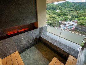 【展望浴場 萩姫の湯】山々を望みながら浸かれる2つの浴槽、穏やかな温熱リトリート、露天腰かけ湯など